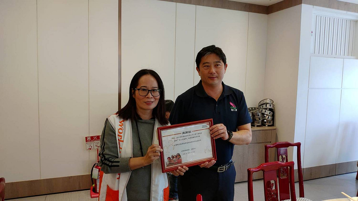 台灣世界展望會恆春中心致贈感謝狀予小墾丁渡假村總經理張福生（右）。 圖：小墾丁渡假村/提供