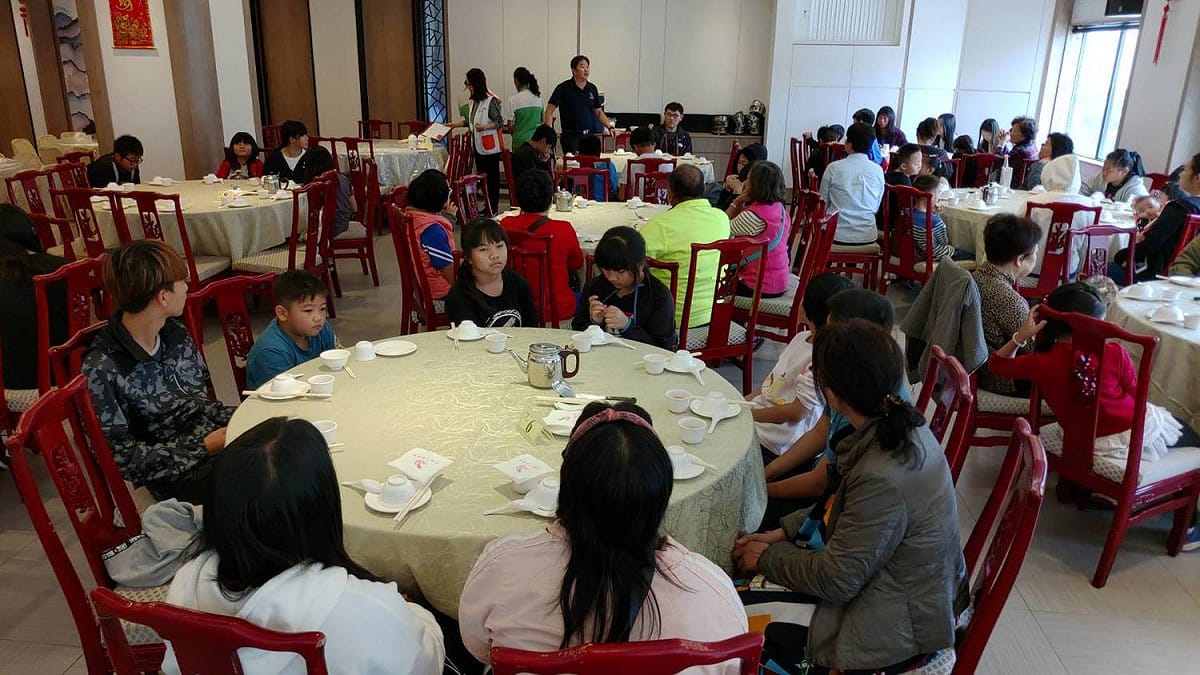 台灣世界展望會恆春中心之學童用餐情形。 圖：小墾丁渡假村/提供