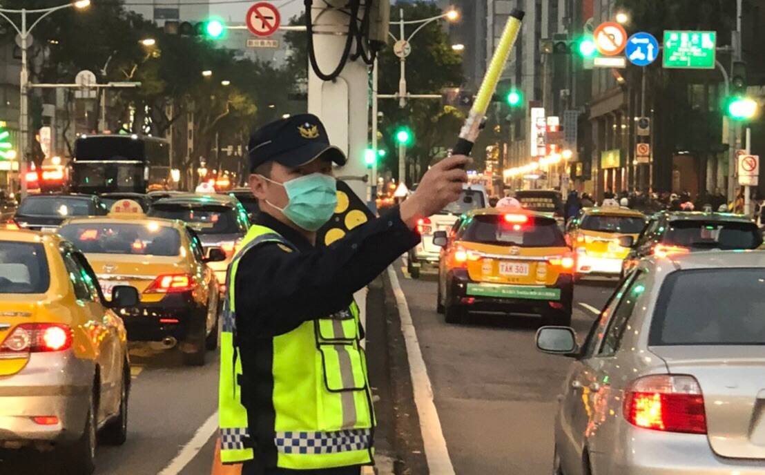 為維護員警及民眾健康，員警也戴上口罩值勤。 圖：台北市警察局/提供