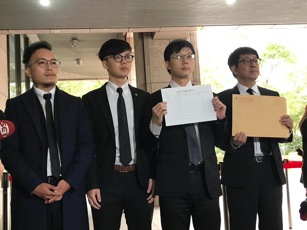 罷韓團體今日上午赴中選會領取罷韓第二階段連署書格式。 圖：翻攝自張博洋臉書