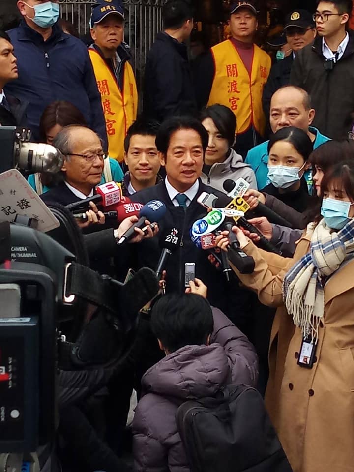 副總統當選人賴清德28日參拜北投關渡宮，最特別的是在「武漢肺炎」持續升溫的狀況下，同有醫師背景的賴清德，並沒有如同其他政治人物一樣戴上口罩。 圖：翻攝關渡宮臉書