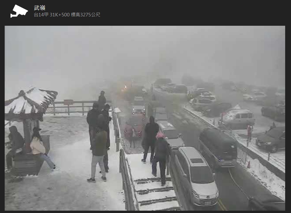 寒流發威，合歡山今天間歇降雪，積雪逾10公分。圖為1月28日14時32分武嶺影像。 圖：翻攝即時影像監視器網頁