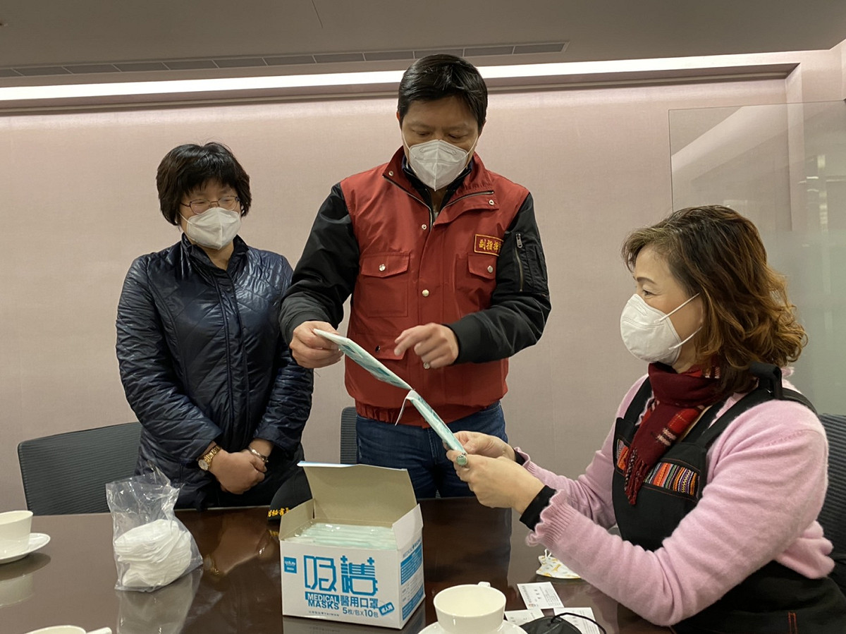 朱惕之(中)與威欣利公司董事長陳怡利(右)瞭解口罩設計與功能。 圖：新北市政府/提供