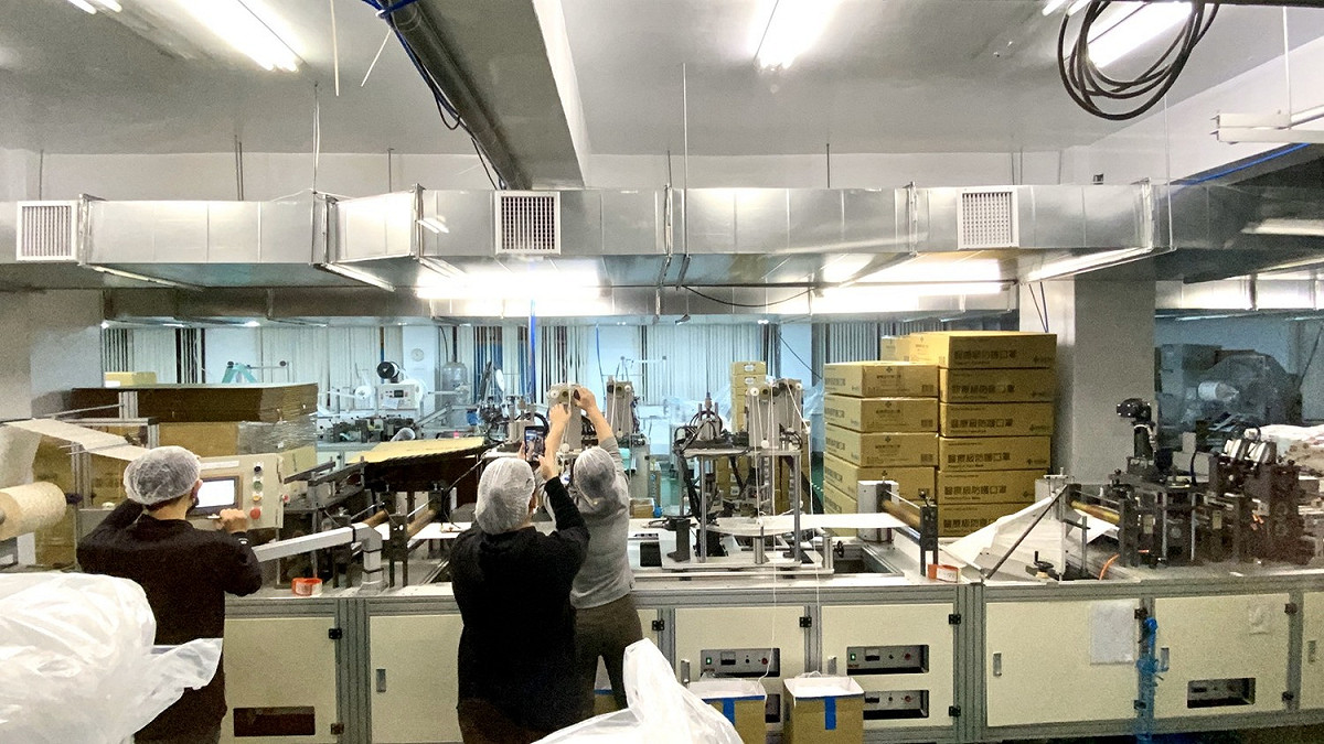 因應武漢肺炎抗疫需求，新北市威欣利公司春節加班生產口罩。 圖：新北市政府/提供