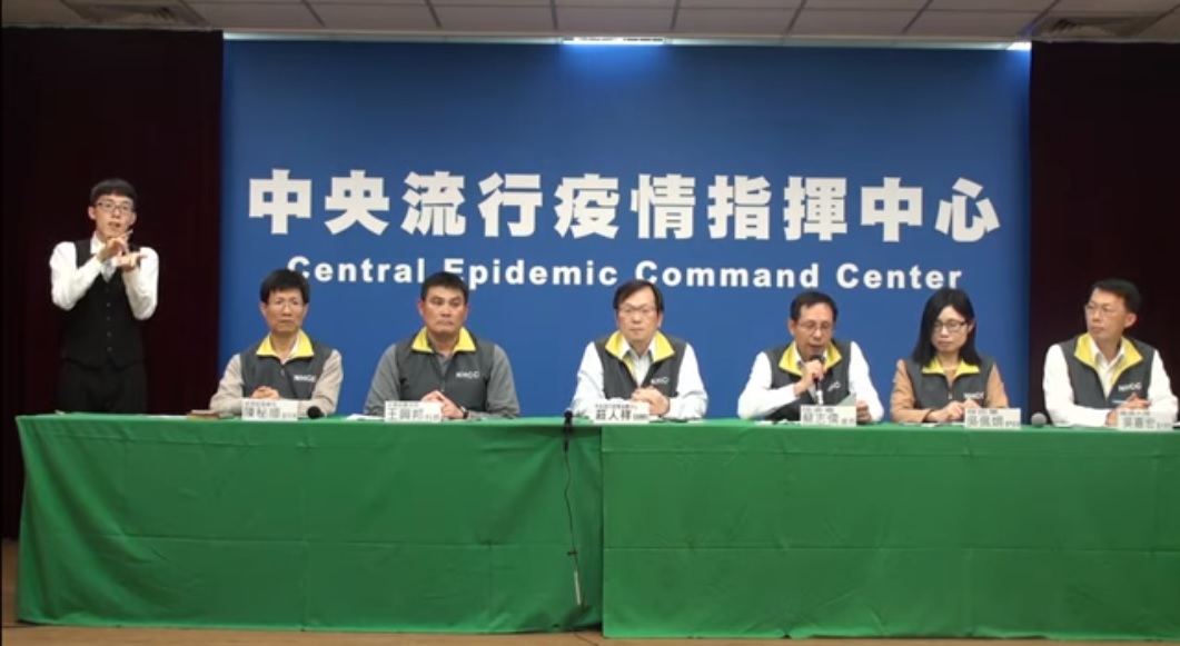 陸委會法政處長蔡志儒解釋何時將協助在湖北的台商包機返台，受限於陸方回應。 圖：翻攝中央流行疫情指揮中心直播（資料照片）