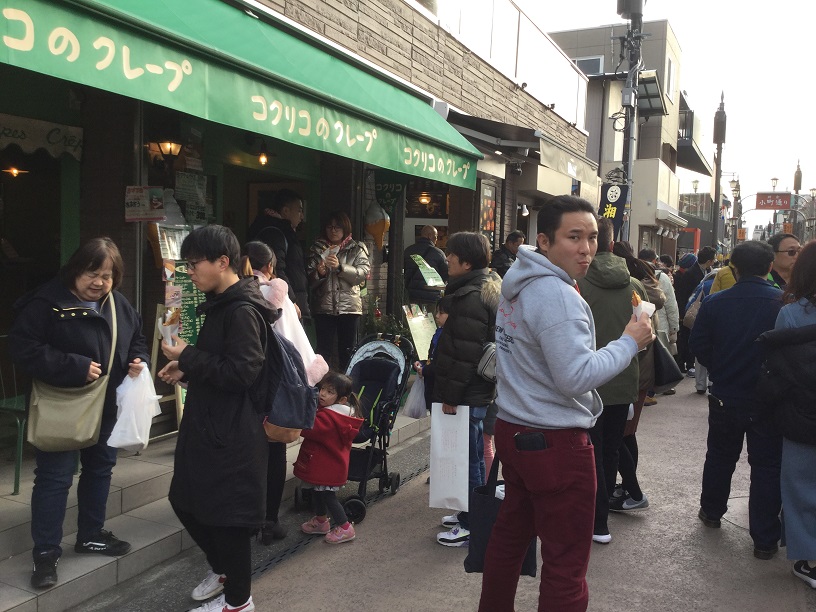 中國大陸武漢肺炎疫情嚴重，但日本鎌倉商店街小町通在大年初一仍擠滿了陸客。 圖：劉黎兒/攝