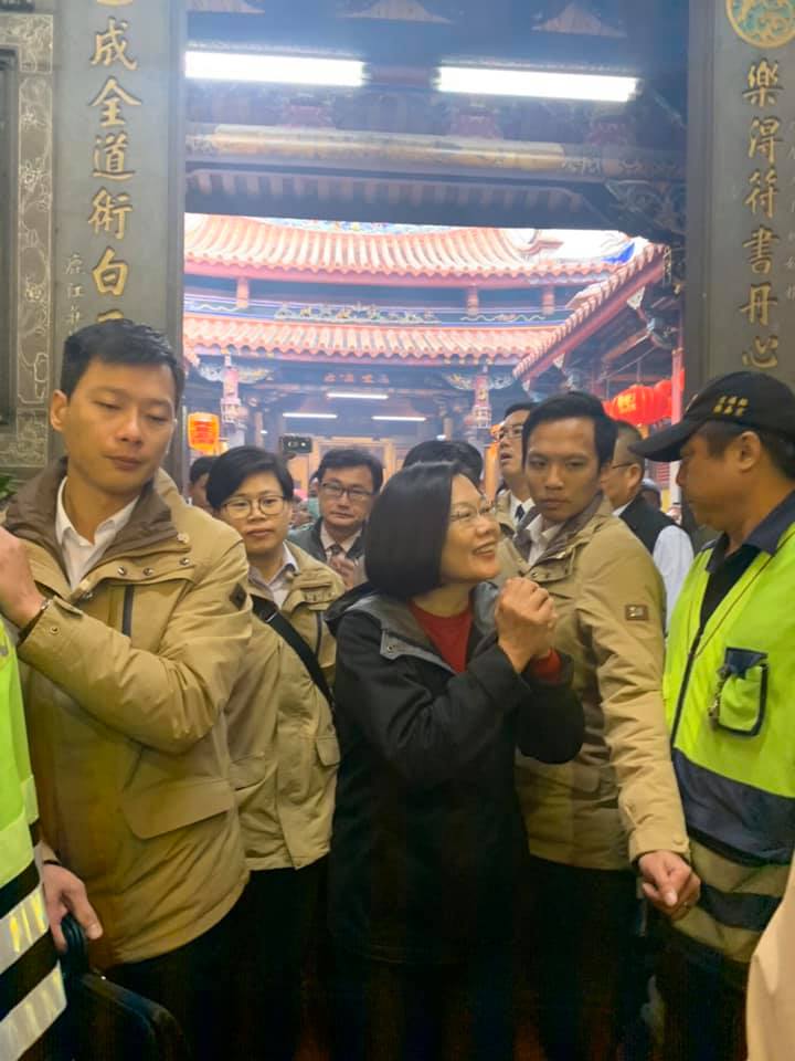 總統蔡英文28日下午到台中市東區樂成宮參香並發送福袋。因應武漢肺炎防疫需求「拱手不握手」。 圖：翻攝鄭功進臉書
