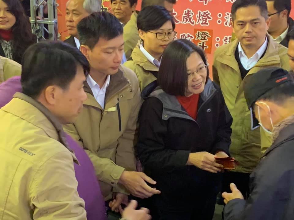 總統蔡英文28日下午到台中市東區樂成宮參香並發送福袋。 圖：翻攝鄭功進臉書（資料照片）