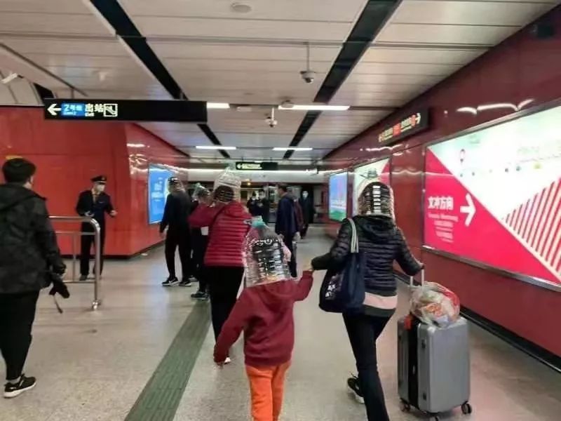 根據廣州《信息時報》報導，廣州市地鐵公司表示，確實有乘客頭戴水桶搭車，而被拍下的五人，皆有戴口罩。 圖:翻攝自微博