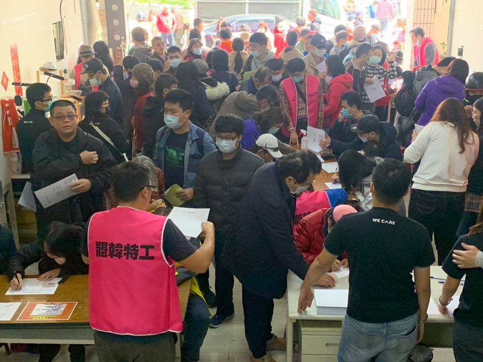 罷韓第二階段連署首日，高雄市民參與踴躍。 圖：翻攝自Wecare高雄臉書