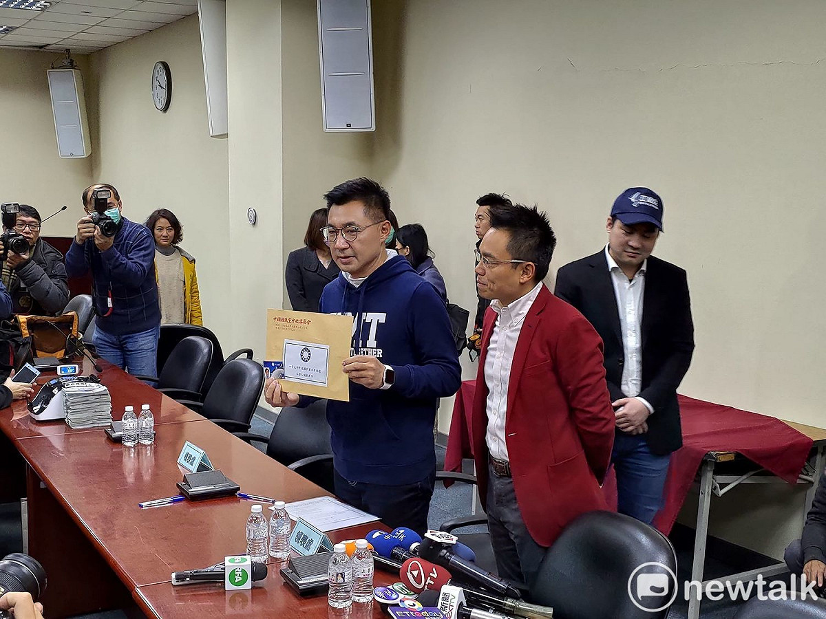 國民黨立委江啟臣率先完成黨主席補選領表。 圖：黃建豪/攝