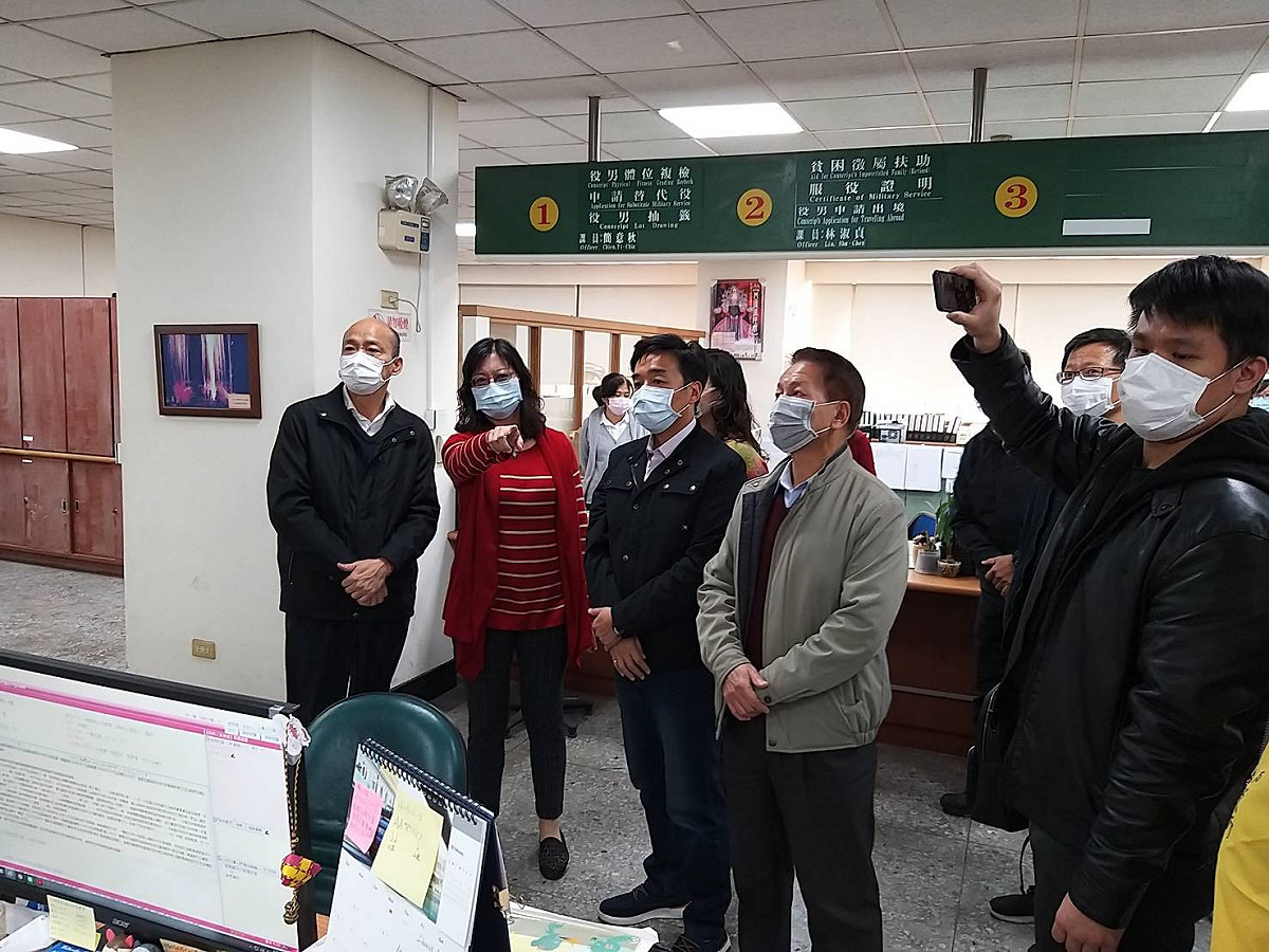 高雄市長韓國瑜(左一)視察左營區公所防疫情形。 圖：高雄市政府/提供