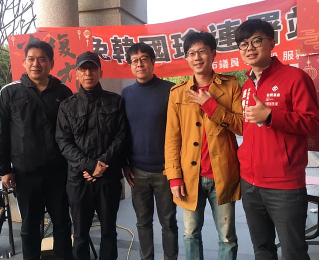 知名作家苦苓(左二)放上和「罷韓四君子」Wecare高雄發起人尹立(右三)、台灣基進新聞輿情部副主任張博洋(右一)和前高雄氣爆自救會長陳冠榮(右二)合照。 圖：翻攝自苦苓臉書