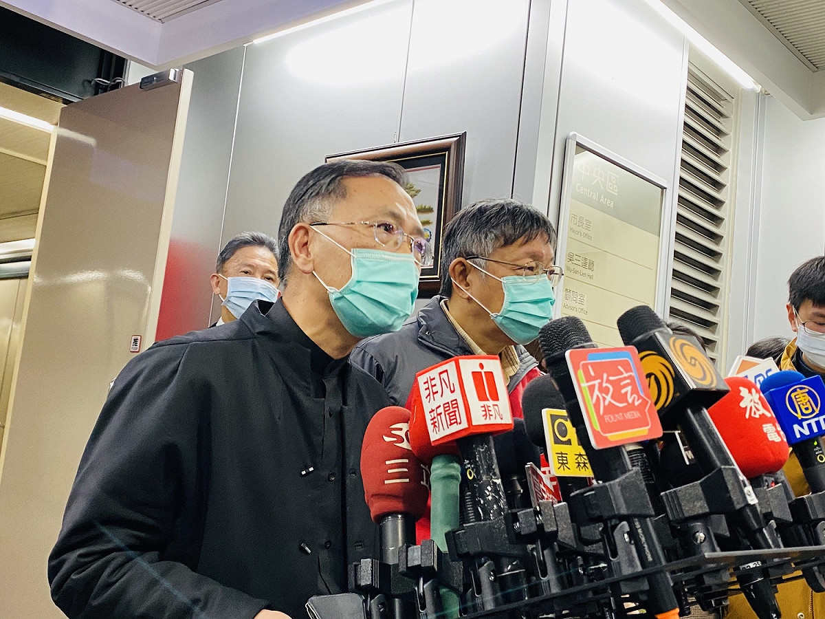 台北市長柯文哲、副市長蔡炳坤說明陳信瑜接任勞動局長。 圖：周煊惠 ／攝