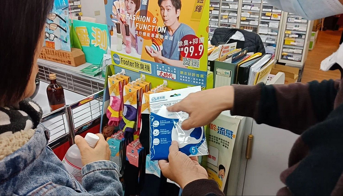 台東縣衛生局今（30）日一早便前往市内各藥局查訪口罩及防疫物資之銷售、庫存情形。 圖：台東縣衛生局／提供