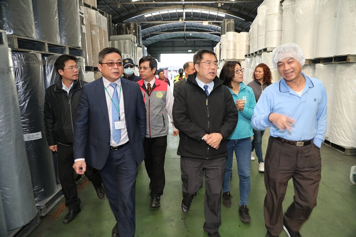 台南市長黃偉哲30日到白河的恒大公司，瞭解口罩生產情況。 圖：翻攝自黃偉哲臉書