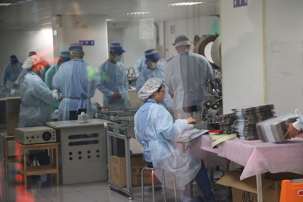 恒大公司廠長陳青峰指出，目前24小時不停機，產能可至40萬片。 圖：翻攝自黃偉哲臉書