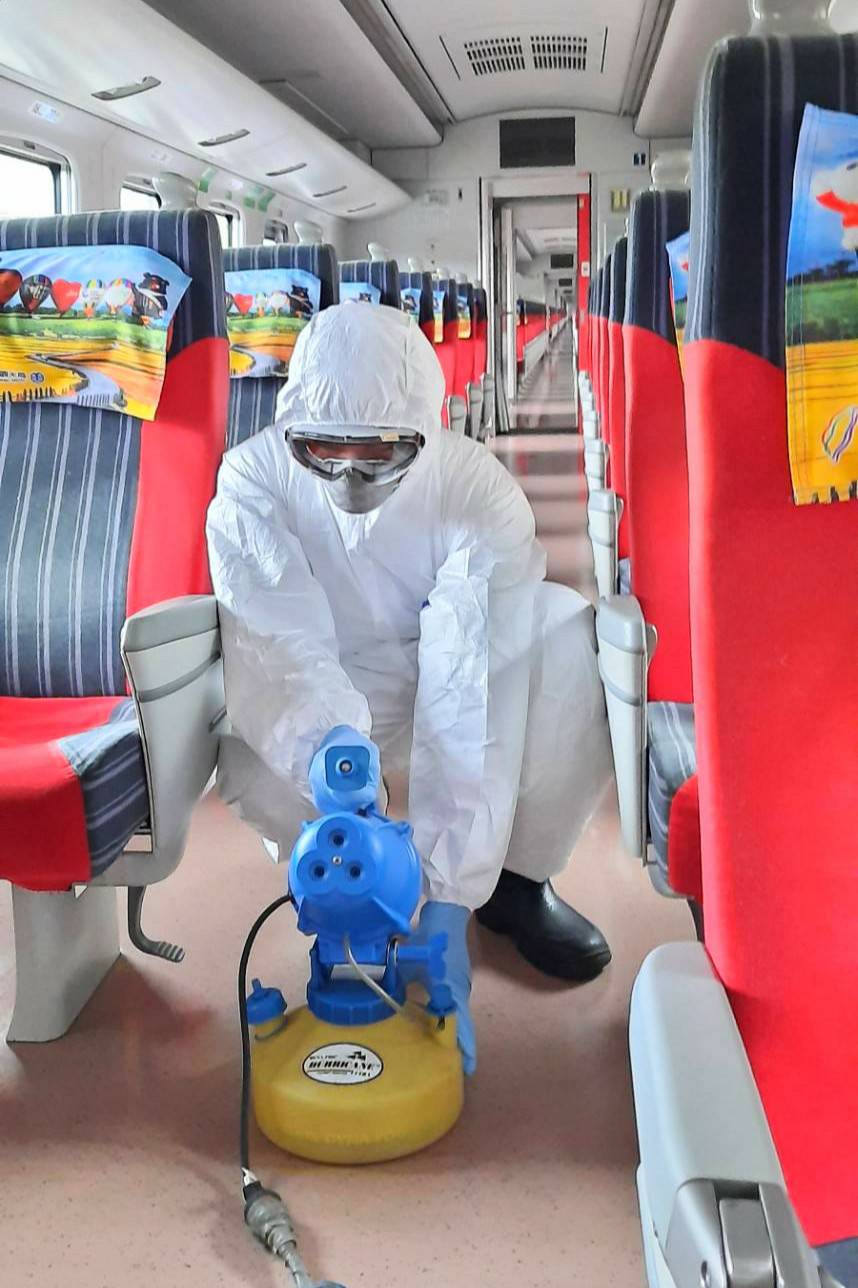 台鐵今（31）日針對三大面向提出升級版措施，除加強衛教宣導，並在車站配置口罩、乾洗手液及體溫計，車廂每月4次全面消毒 圖：台鐵/提供