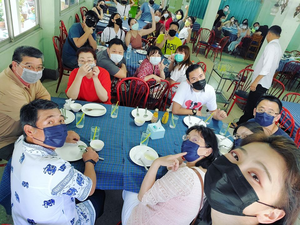 邵庭與親友前往泰國旅遊，未料口罩和中文竟嚇得當地人全跑光。 圖：翻攝自邵庭臉書