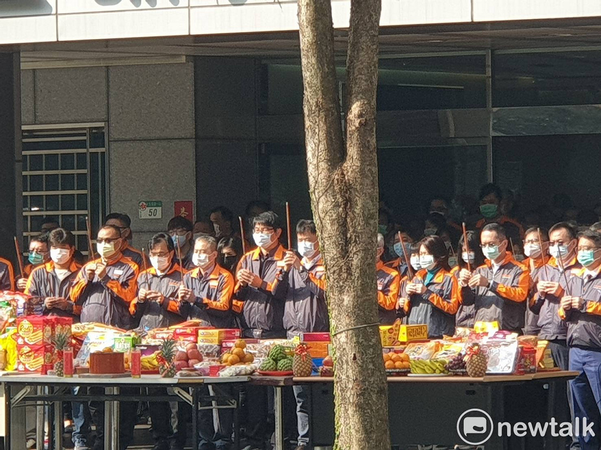 台北一間公司新春開工，為防範武漢肺炎，全員戴口罩祈福。 圖 : 謝步智/攝