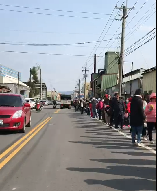 彰化口罩工廠因應政府徵收，暫停零售引發民怨，圖為日前開放民眾購買時，大排長龍景象。 圖：翻攝網路