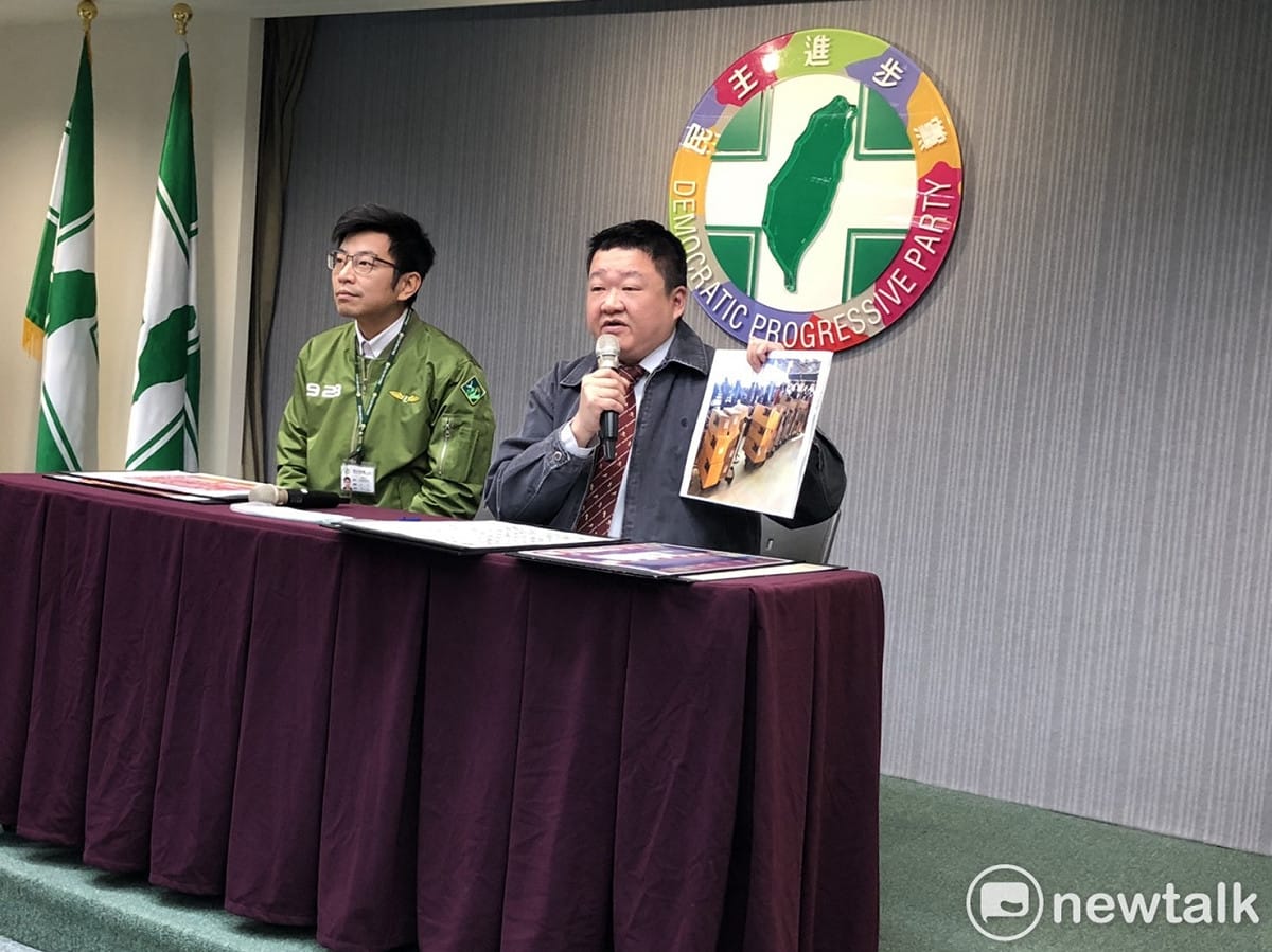 民進黨發言人何博文（右）、周江杰（左）於今（31）日下午召開「防疫視同作戰 不容網路口罩謠言」記者會，宣布將對惡意謠言提告。 圖：謝莉慧/攝