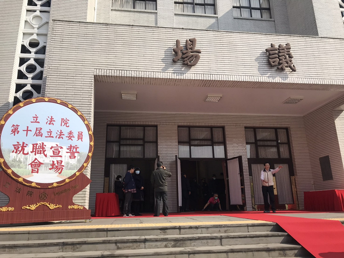 立法院第10屆立委將於明天報到及宣誓就職，相關工作人員今天進行排演。 圖:陳佩君/攝