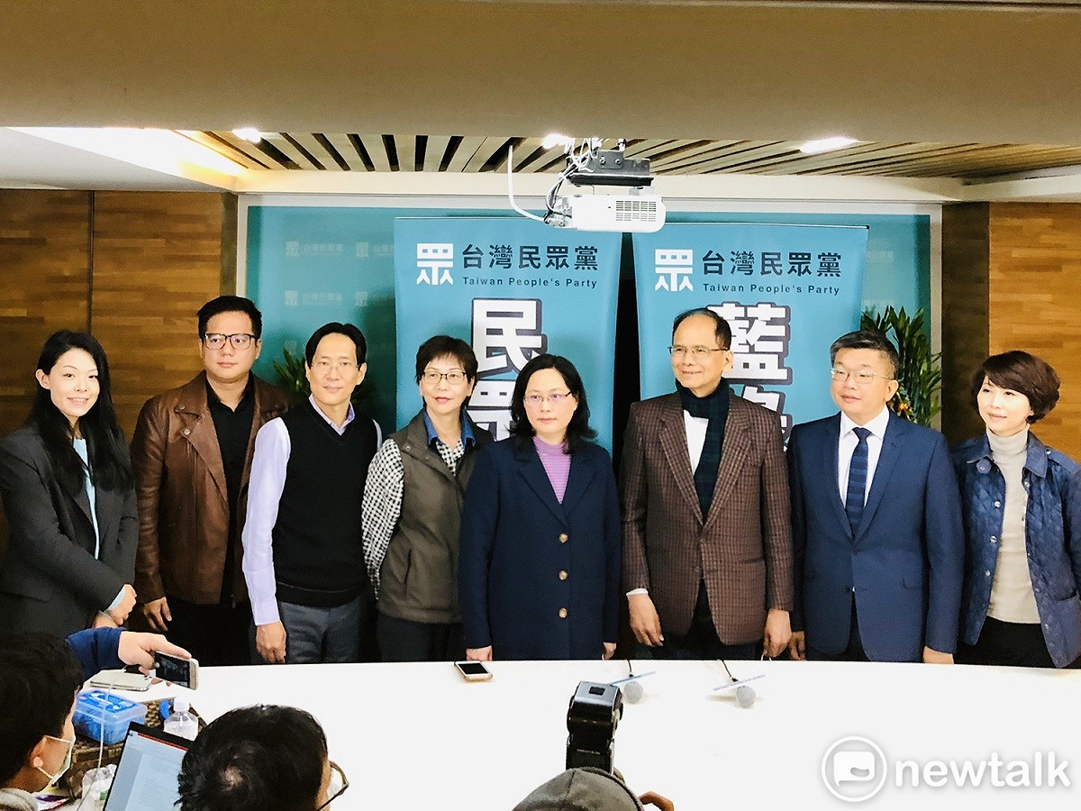 2020年1月31日，當時民進黨推的出立法院正副院長人選游錫堃（右3）、蔡其昌（右2）與黨籍立委陳亭妃（右1）前往拜會民眾黨5位準立委。 圖：周煊惠 ／攝（資料照）