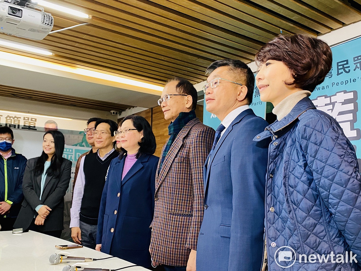 民進黨推出立法院正副院長人選游錫堃（右3）、蔡其昌（右2）與黨籍立委陳亭妃（右1）前往拜會民眾黨5位準立委。 圖：周煊惠 ／攝