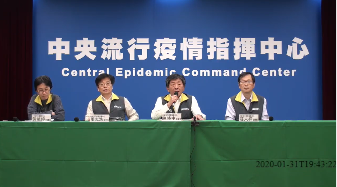 中央流行疫情指揮中心晚間7點半召開記者會，國內又添1人染疫，第9例的丈夫檢出，確認累計10例。 圖：擷取自衛生福利部疾病管制署直播畫面