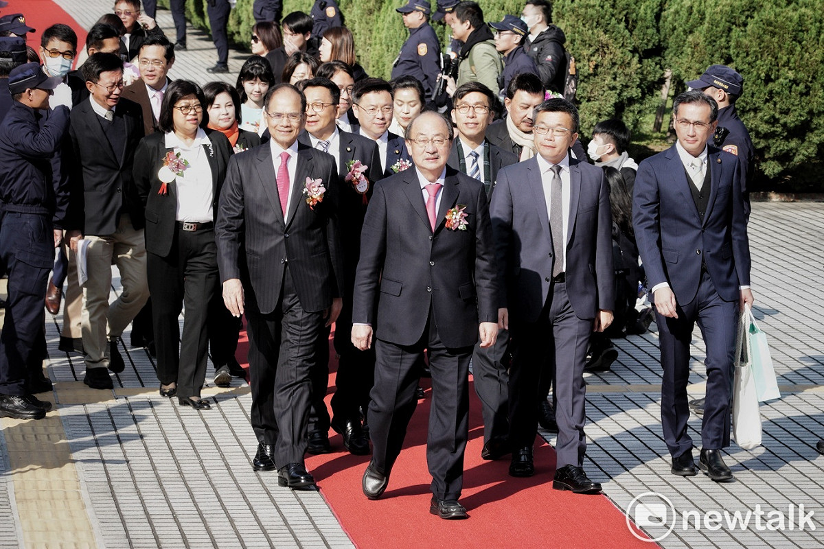 民進黨立院黨團總召柯建銘和民進黨立法院正副院長候選人游錫堃、蔡其昌以及其他民進黨立委一起大進場。 圖：張良一/攝