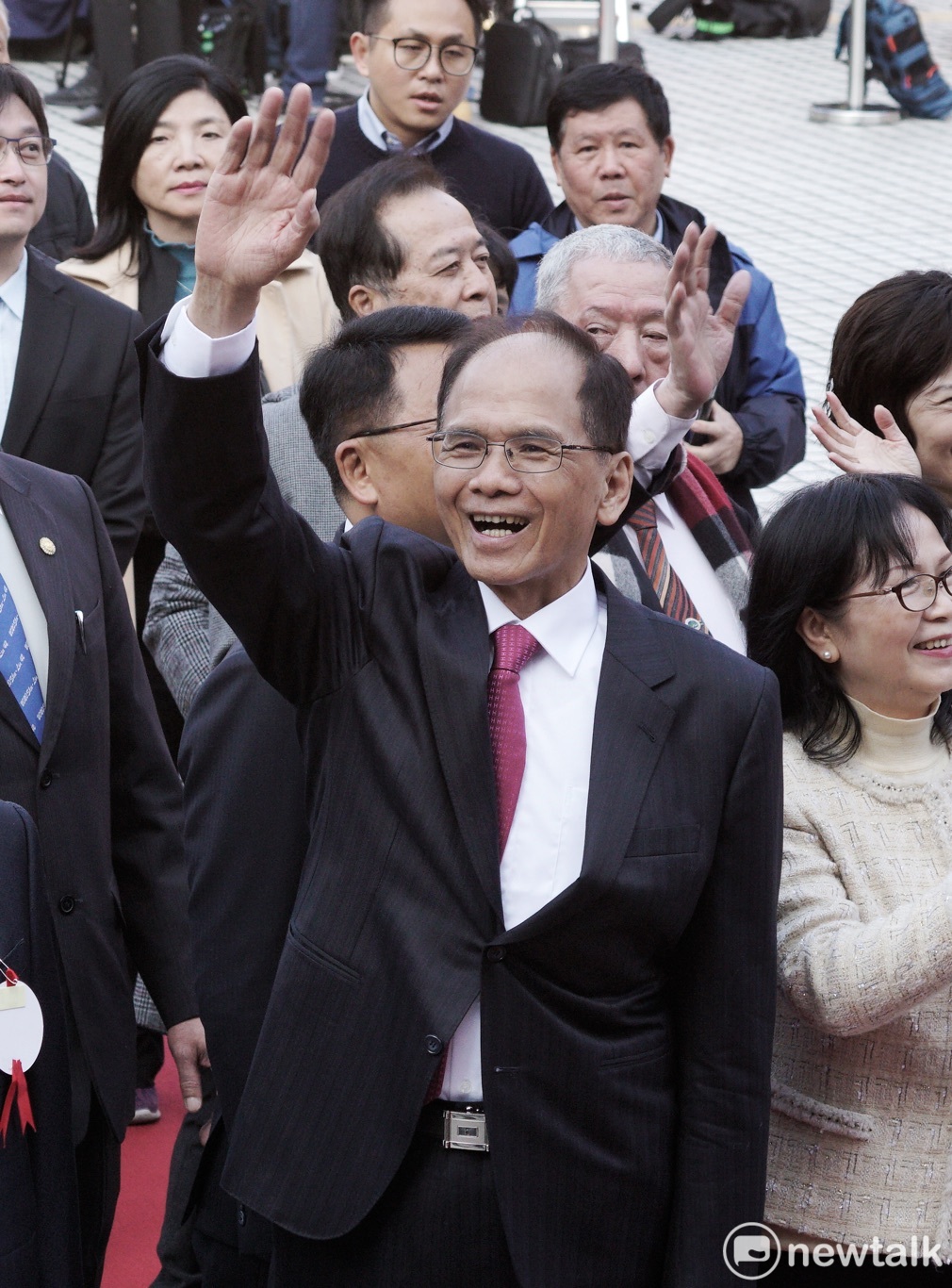 民進黨不分區，同時也是立法院長熱門人選游錫堃向眾人揮手致意。 圖：張良一/攝