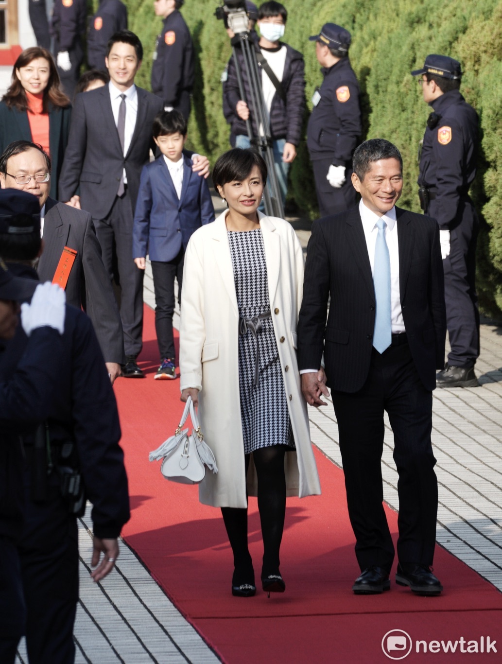 民進黨立委邱議瑩在夫婿，同時也是客委會主委李永得的陪同下報到。 圖：張良一/攝