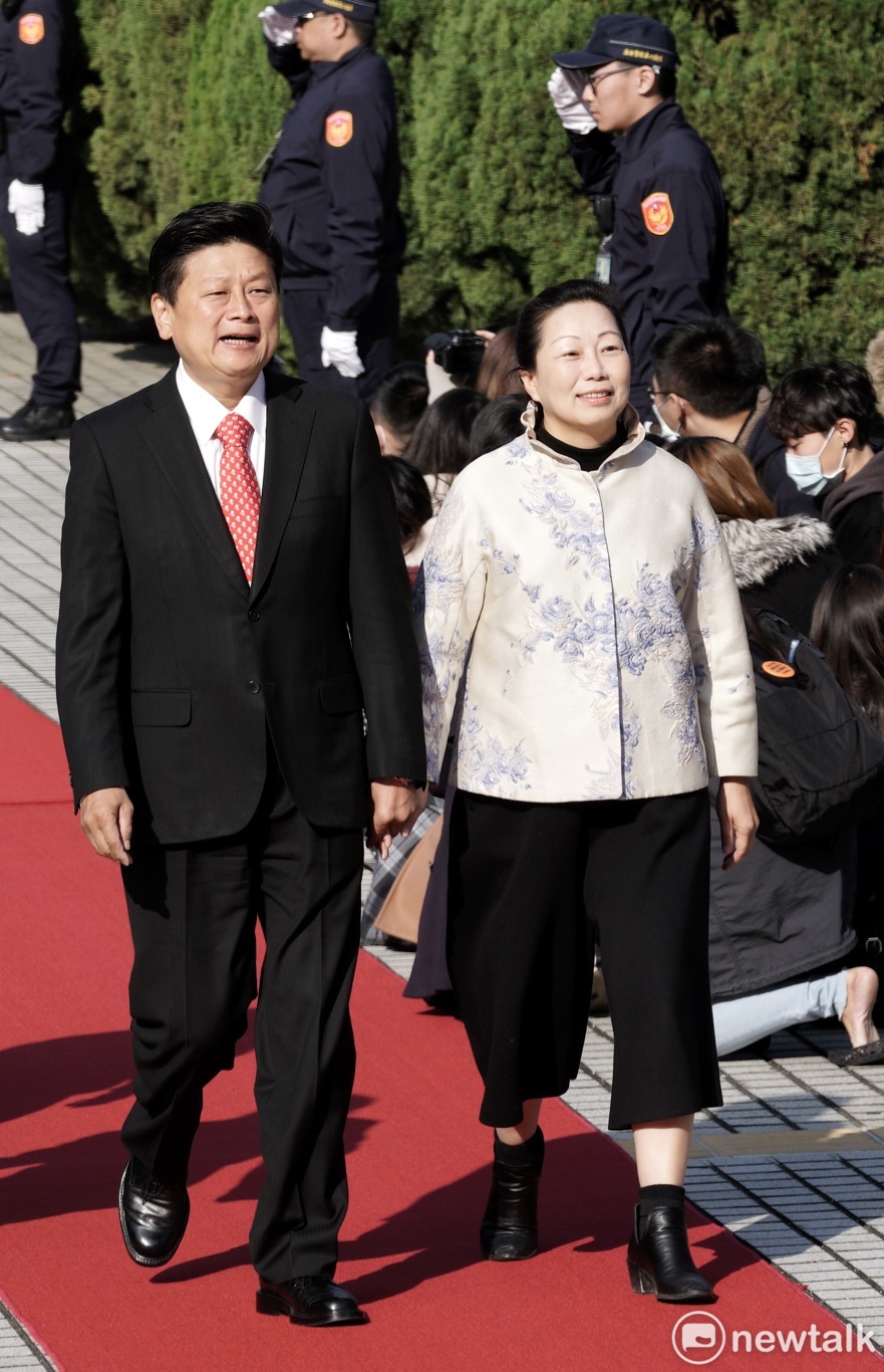 無黨籍花蓮立委傅崑萁在夫人，同時也是花蓮縣長徐馥蓁的陪同下報到。 圖：張良一/攝