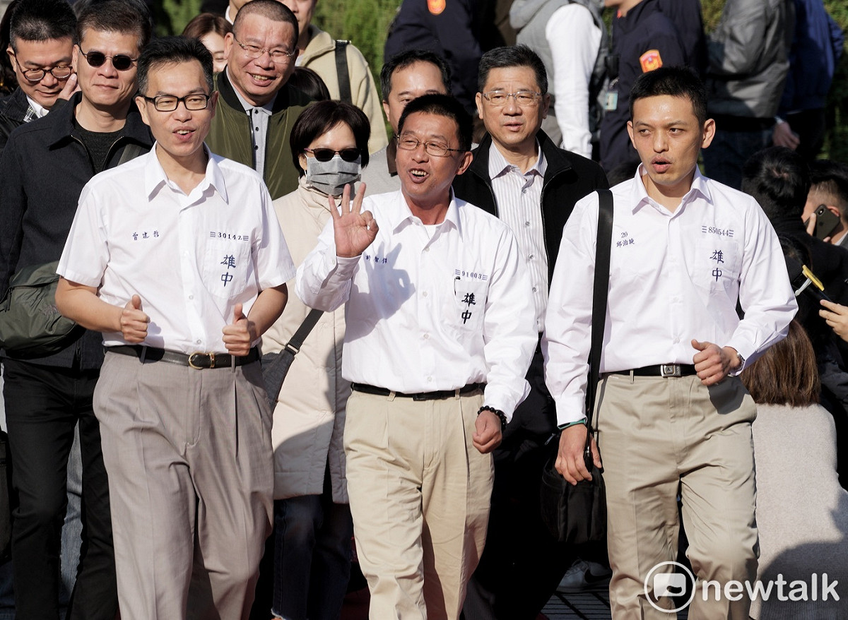 民進黨立委穿雄中制服，並在多位雄中學長學弟陪同下報到。 圖：張良一/攝