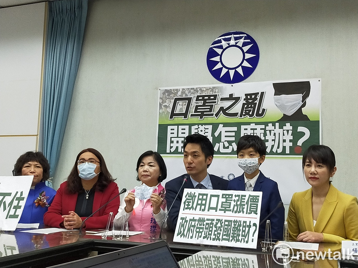 蔣萬安說，自己跑了幾個超商藥局都買不到兒童口罩。 圖：林昀真／攝
