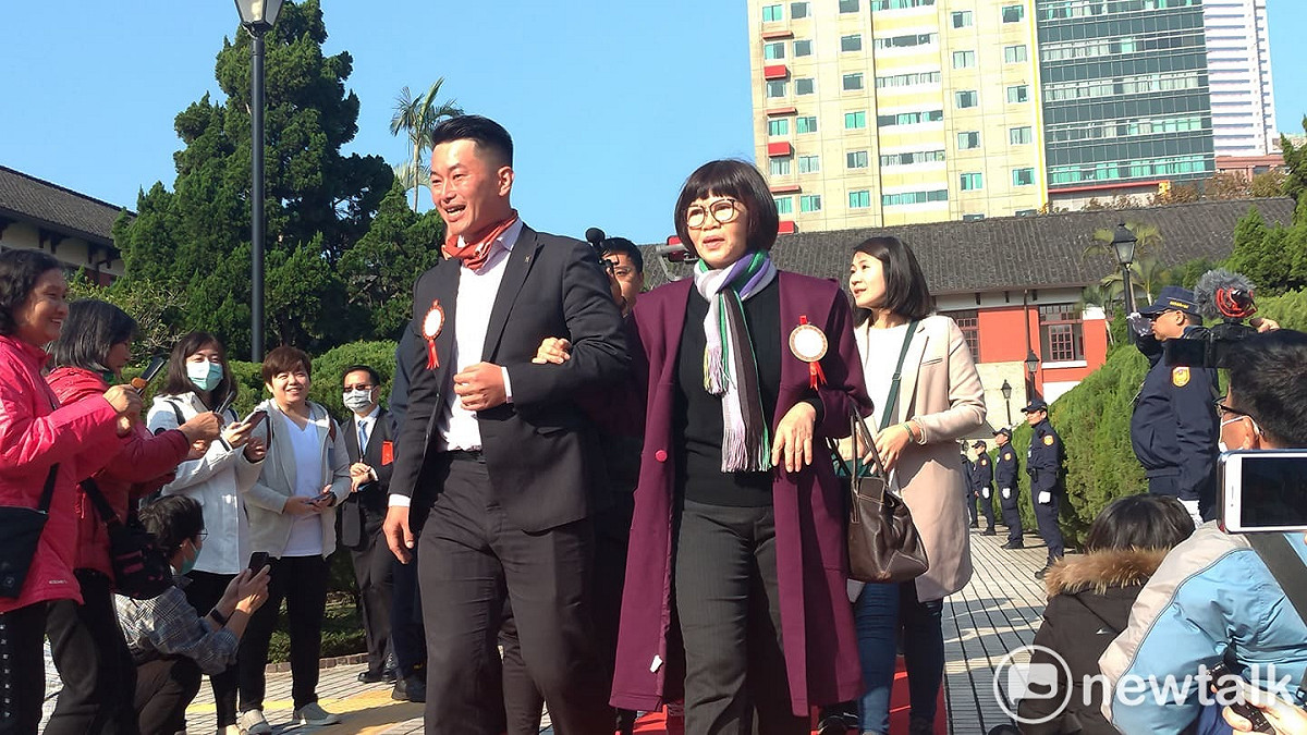 陳柏惟與母親一同步入紅毯。 圖：陳佩君／攝