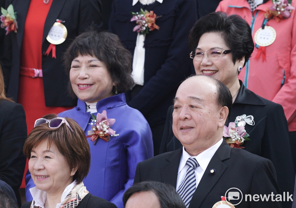 葉毓蘭與吳斯懷和其他111立委一起在議場外合影。 圖：張良一/攝
