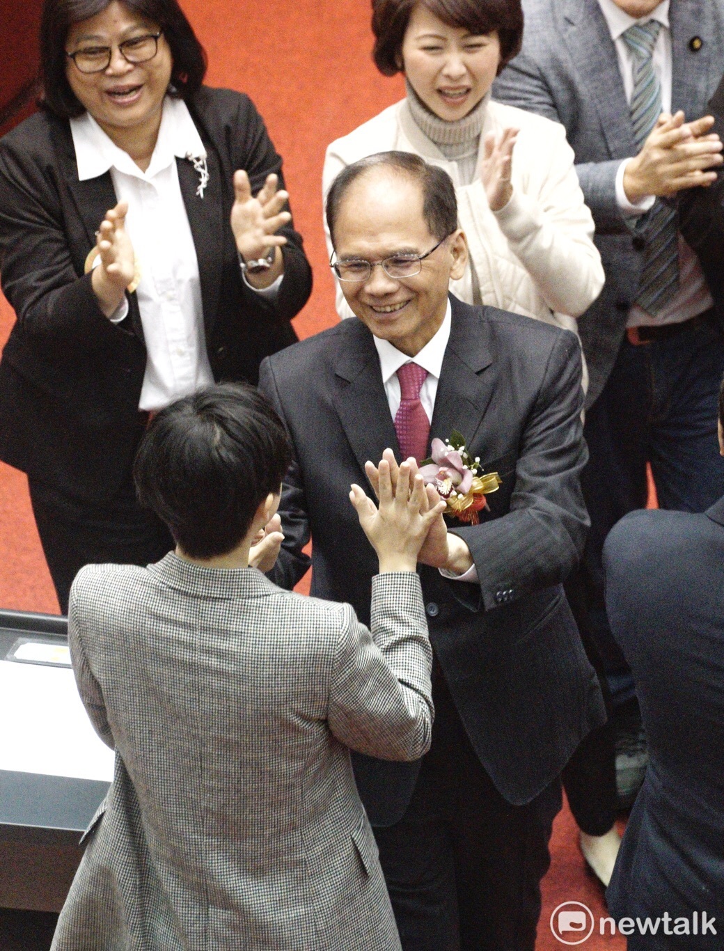 當選立法院長的游錫堃和獲得一票的賴品妤在開票後相互擊掌。 圖：張良一/攝(資料照)
