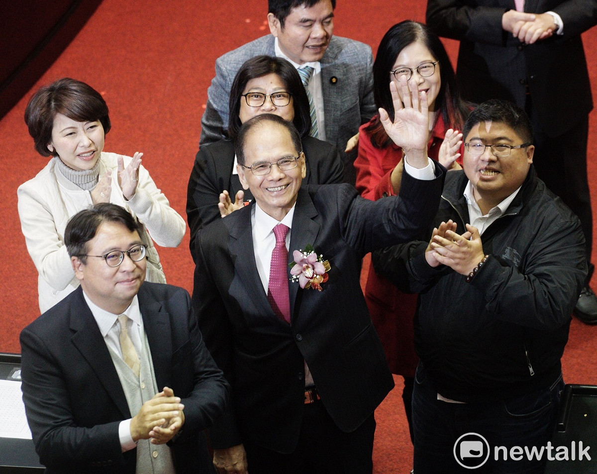 游錫堃當選立法院長，向媒體致意。 圖：張良一/攝