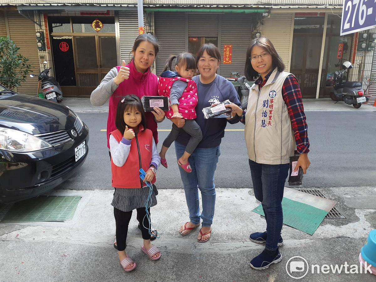 嘉義市導明里里長劉怡慧（右一）免費發送口罩，讓里民覺得很窩心。 圖：蔡坤龍/攝