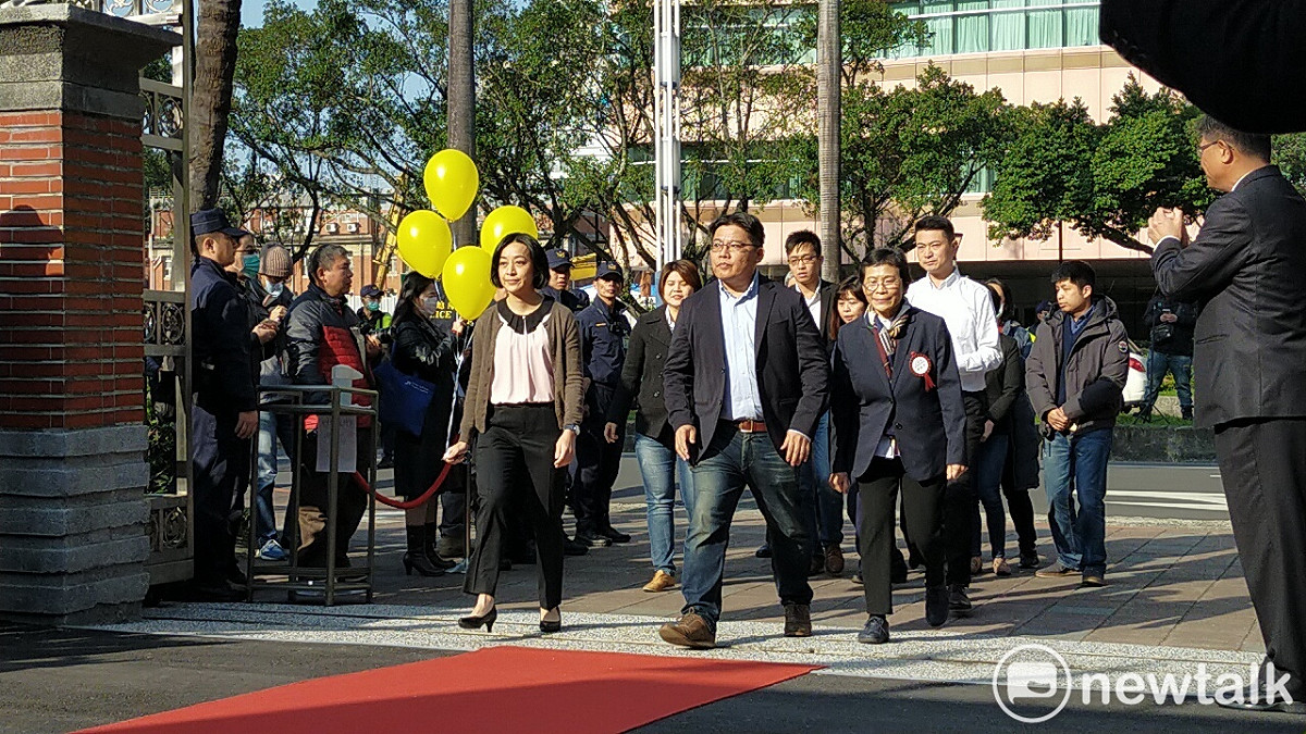 時代力量不分區立委王婉諭帶著4顆氣球進場。 圖：林昀貞／攝