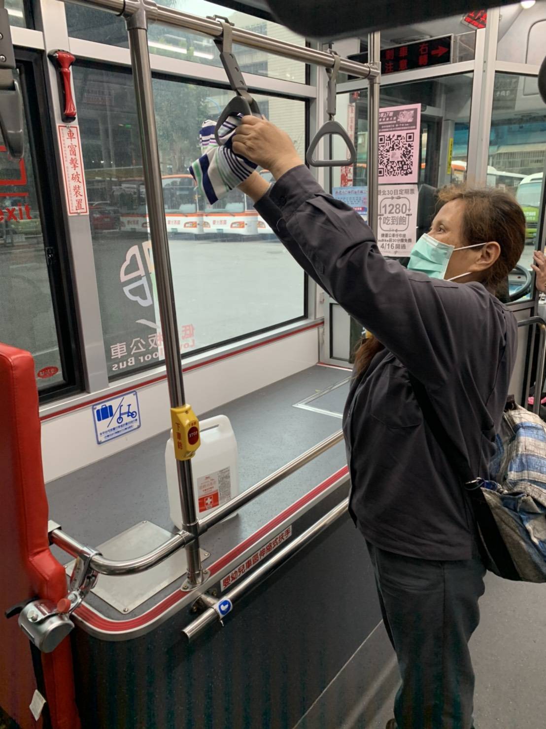 平溪天燈節接駁公車皆已消毒，作好防疫工作。  圖：臺北客運提供