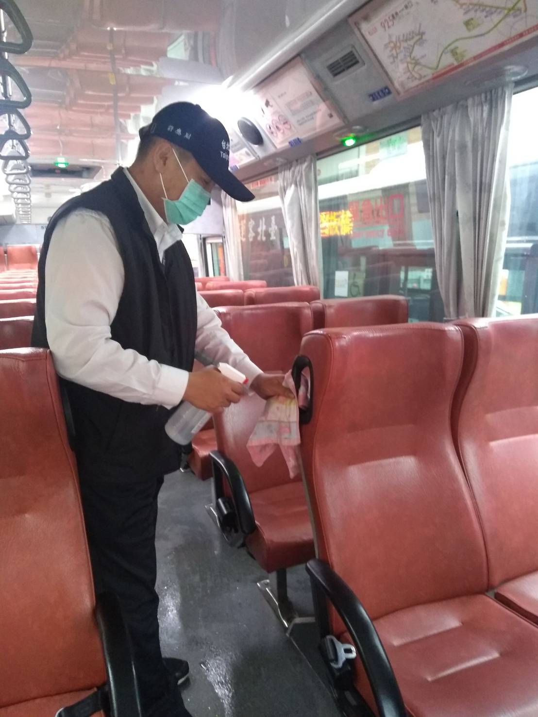 平溪天燈節接駁公車皆已消毒，作好防疫工作。  圖：臺北客運提供