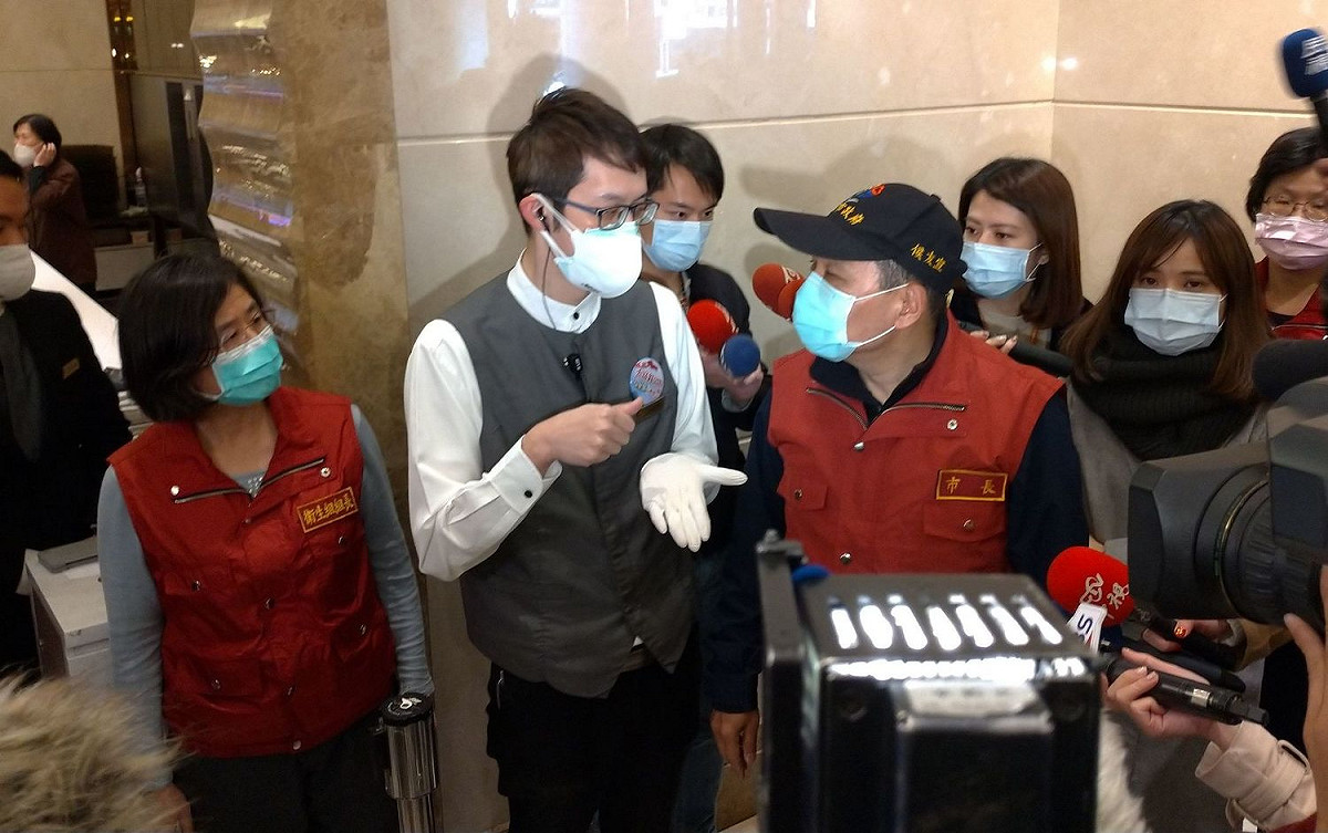 侯友宜、衛生局長陳潤秋（左）到星聚點KTV關心業者防疫情形。  圖：新北市衛生局提供
