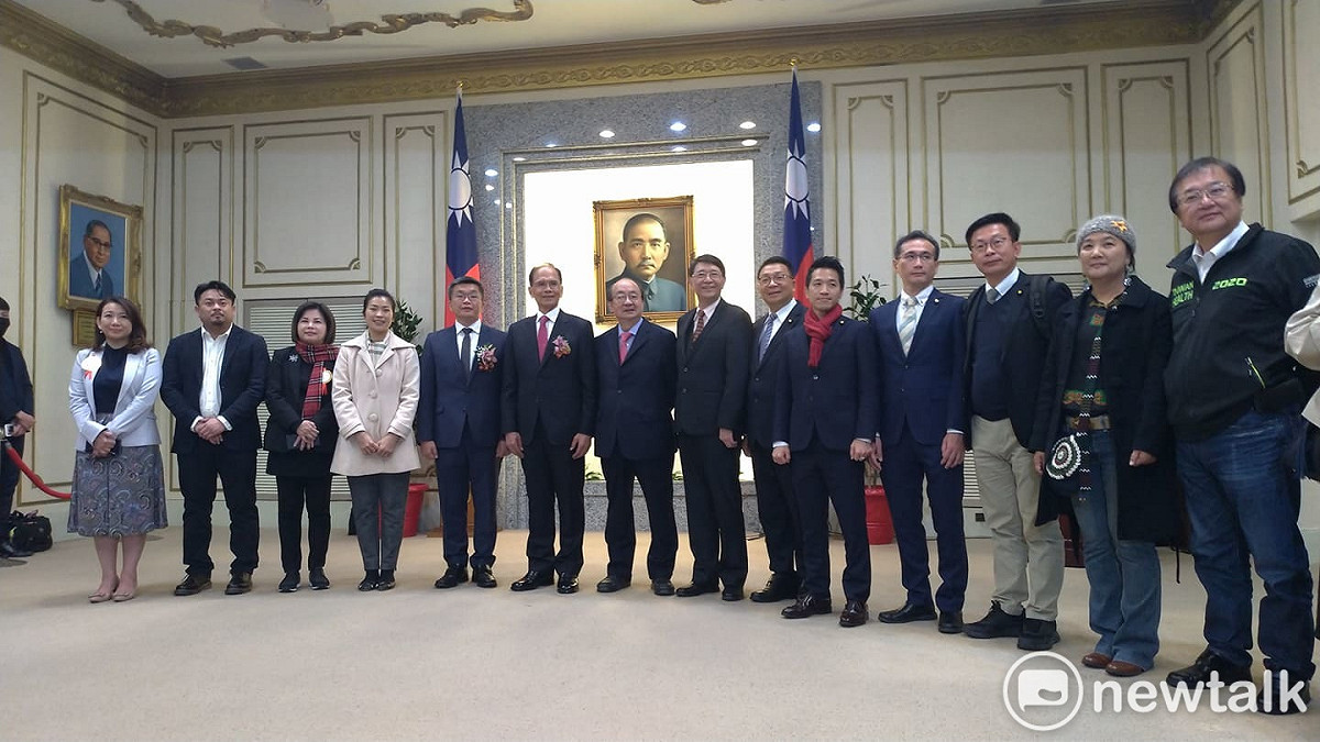 在民進黨黨團幹部的陪同下，立法院正副院長游錫堃、蔡其昌宣示就職。 圖：陳佩君／攝