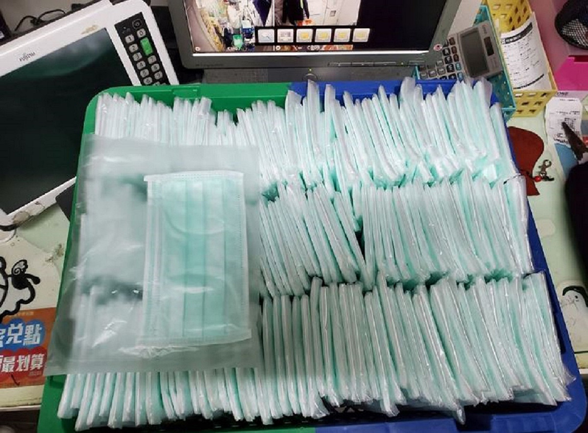 超商分裝口罩。（示意圖） 圖：翻攝爆怨公社