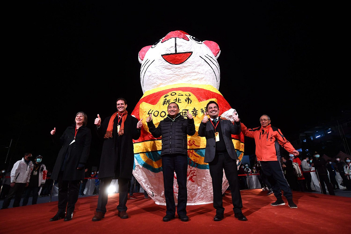今年平溪天燈節主題為「一起點亮、就有希望」，市長侯友宜與外國使節一起施放主燈。  圖：新北市政府提供