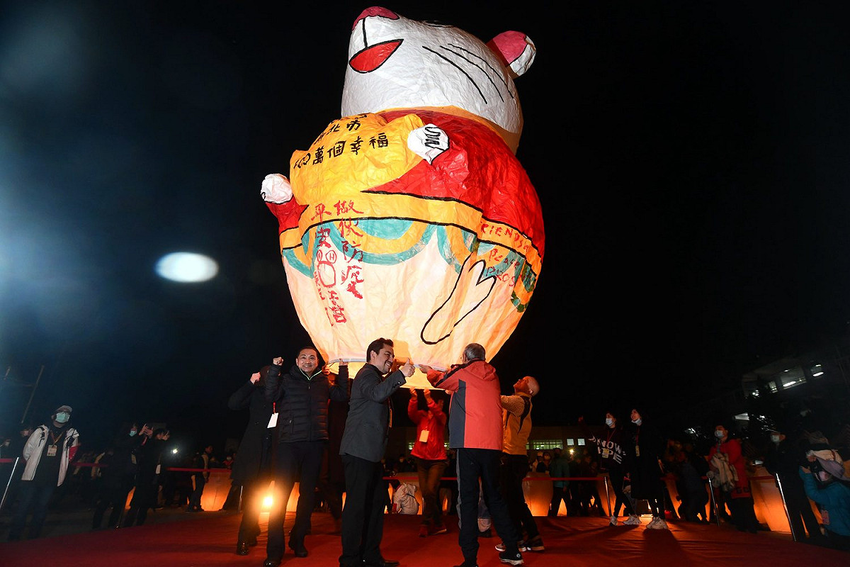 瓜地馬拉、澳洲與紐西蘭使節在平溪天燈節主燈寫下對台灣的祝福，在低溫中帶來溫暖。 圖：新北市政府提供