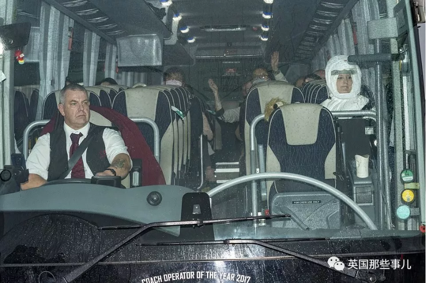 英國派專車至機場接自武漢撤僑回來的人員，車上搭配防疫人員。  圖 : 翻攝自微信/英國那些事兒